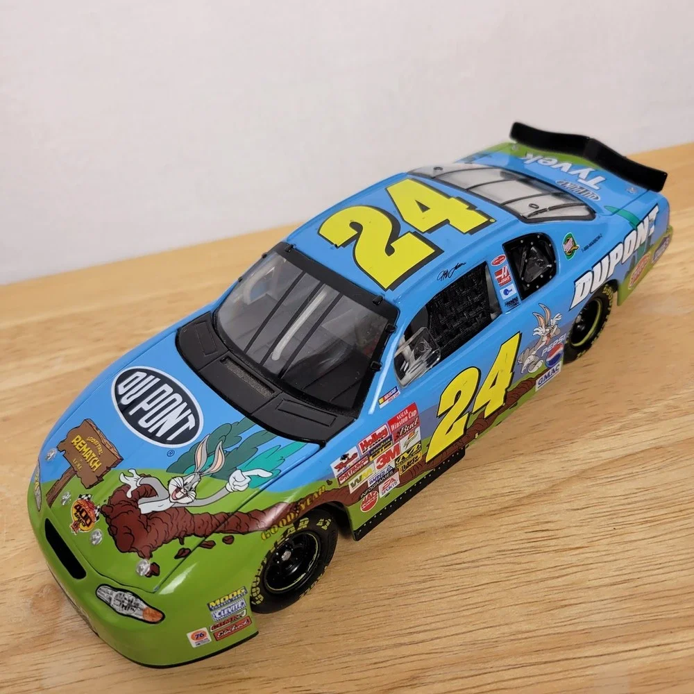 Jeff Gordon 24 Dupont Looney Tunes Rematch 400 NASCAR 1:24 Diecast 2002
